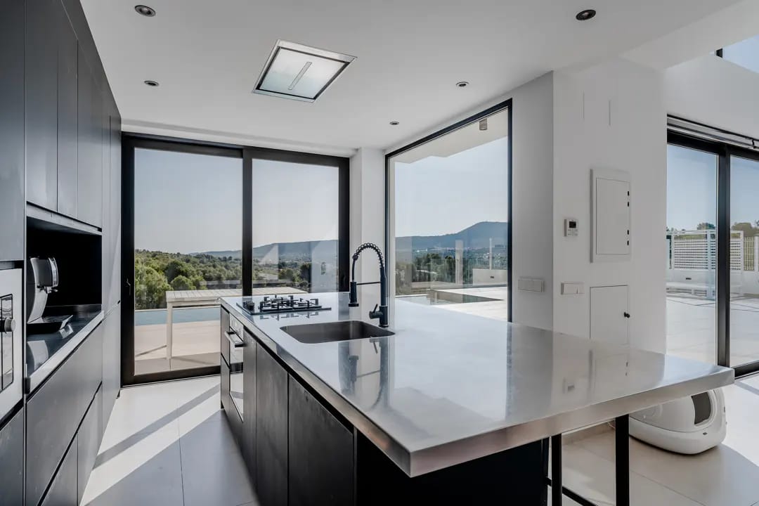 Villa de lujo en Benitachell: espacio y privacidad cerca de Moraira