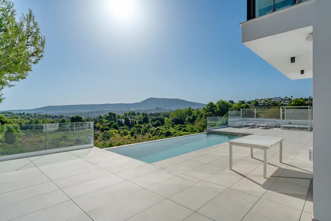 Villa de lujo en Benitachell: espacio y privacidad cerca de Moraira
