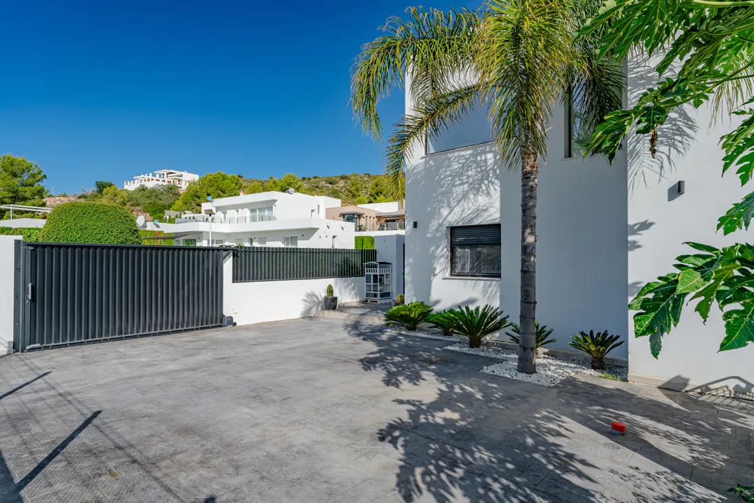 Villa de lujo en Benitachell: espacio y privacidad cerca de Moraira